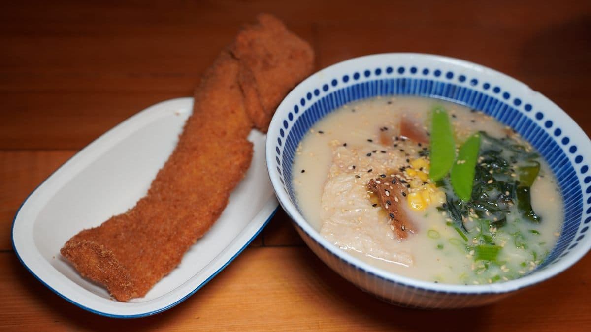 「炸魚拉麵」炸魚吃起來外酥內嫩，加甜辣醬更夠味。（圖片來源：東蛙池塘）