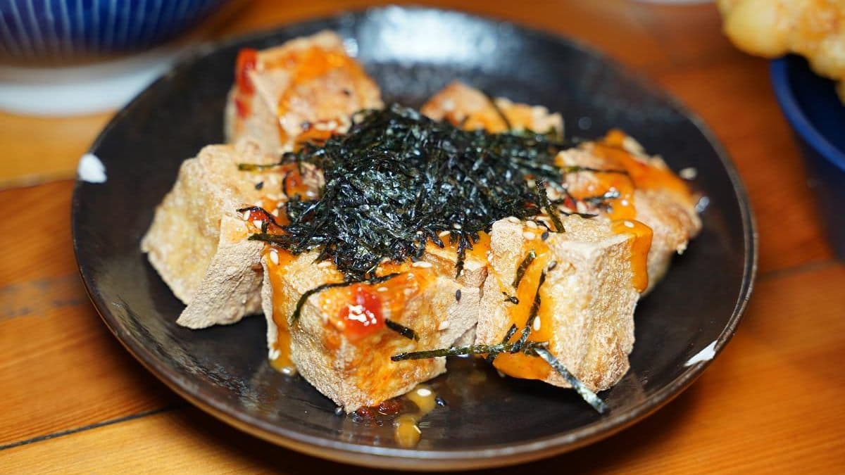 「炸豆腐」是板豆腐現炸，淋上甜辣醬和海苔絲後相當可口。（圖片來源：東蛙池塘）
