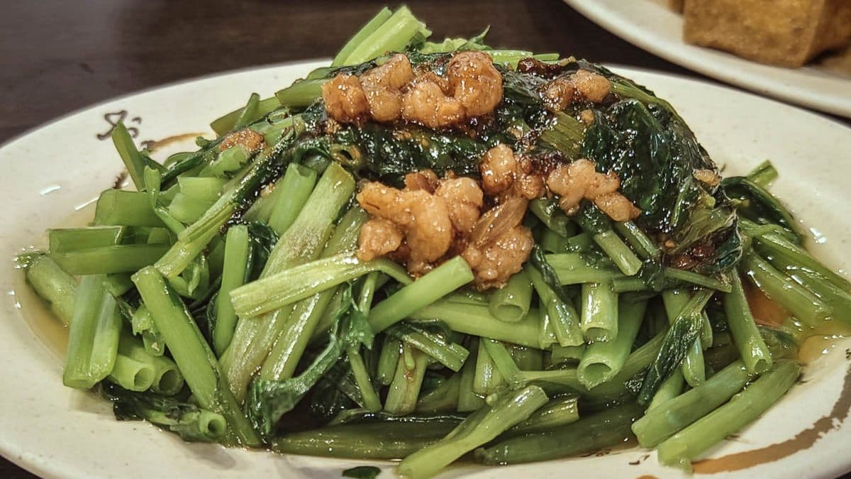 燙青菜會淋上肉臊，青菜吃起來也不刮口。（圖片來源：阿綿吃Fun最大）