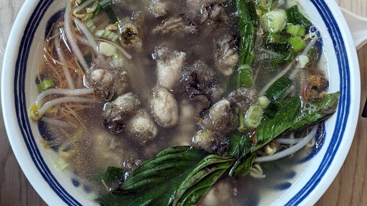 「蚵仔湯麵線」是用雞絲麵做的蚵仔麵線，鮮蚵有用粉包裹。（圖片來源：老皮嫩肉的流水帳生活）