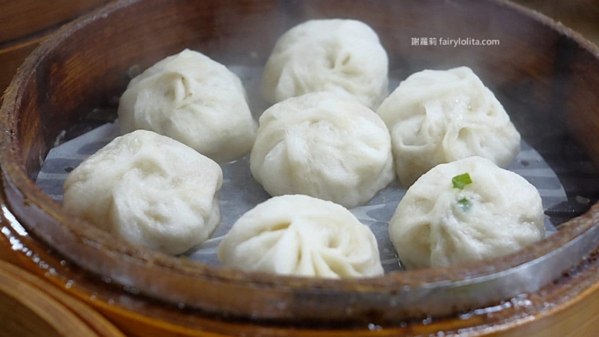 手工小籠包熱騰騰上桌，是店家招牌。（圖片來源：蹦啾♥謝蘿莉）