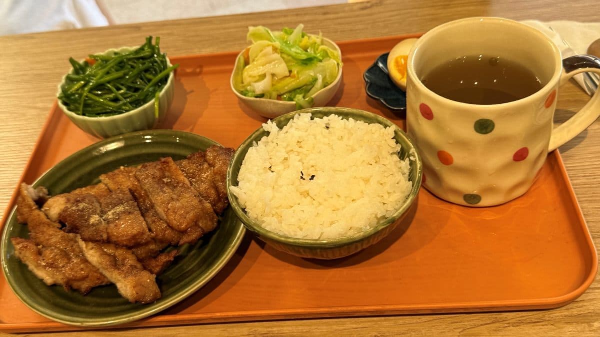 「媽媽排骨飯套餐」排骨相當入味，口感扎實有厚度。（圖片來源：大海愛上藍天旅遊日記分享）