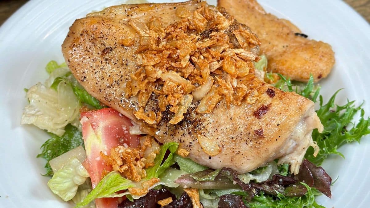 「檸檬蒜雞沙拉」雞胸肉配生菜好清爽，搭配脆口蒜片更有口感。（圖片來源：跟著Donna一起吃喝玩樂）