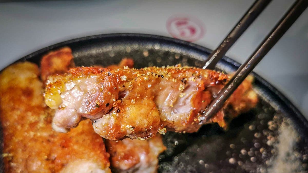 「黃金乾煎雞腿排」火候拿捏恰到好處，乾煎到外酥裡嫩。（圖片來源：阿綿吃Fun最大）