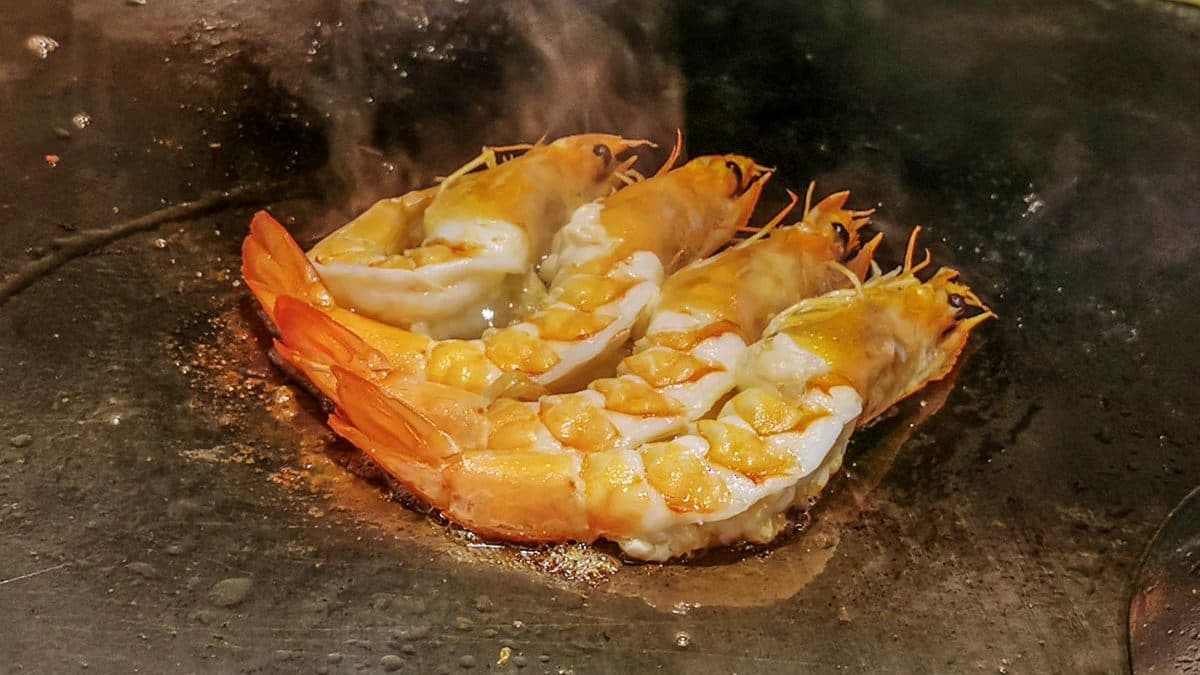 「甘甜鹽蝦」蝦子去殼只留頭尾，蝦肉緊實。（圖片來源：阿綿吃Fun最大）