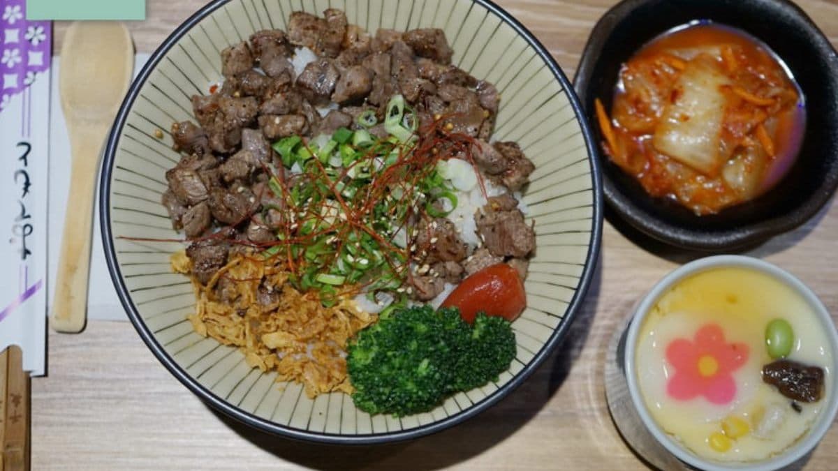 「骰子牛丼飯」牛肉切得較小塊，泡菜非常夠味。（圖片來源：東蛙池塘）