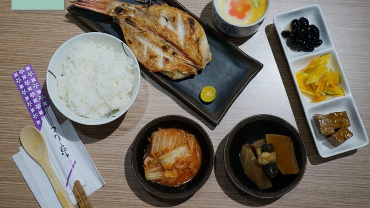 「喜知次一夜干套餐」小菜最多，內容最豐富。（圖片來源：東蛙池塘）