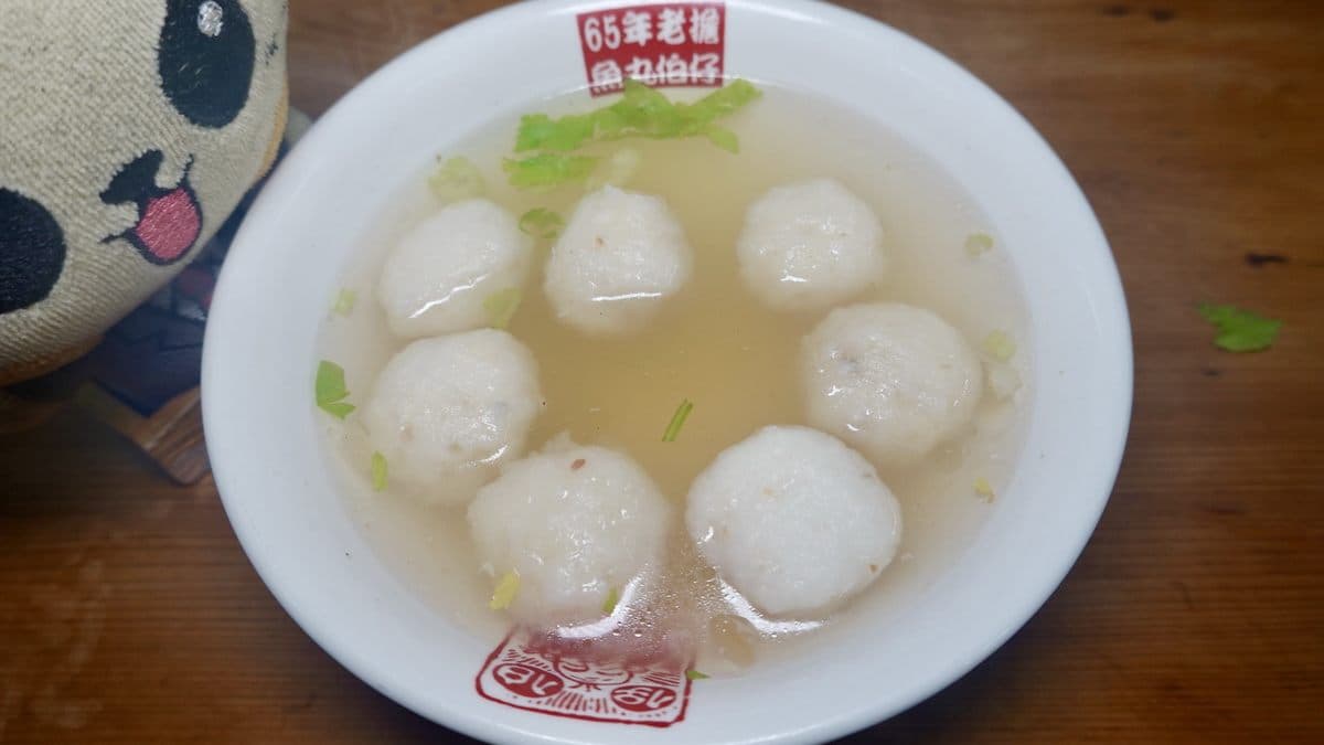 魚丸是以小鯊魚肉為原料，加入太白粉與紅蔥頭打成魚漿。（圖片來源：貓大爺）