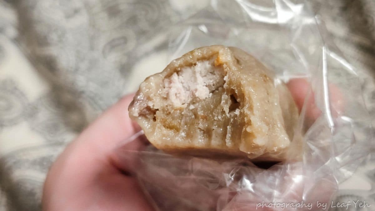 「紅豆草仔粿」甜度不高配上軟Q的粿體，有點類似麻糬。（圖片來源：葉影瓶像）