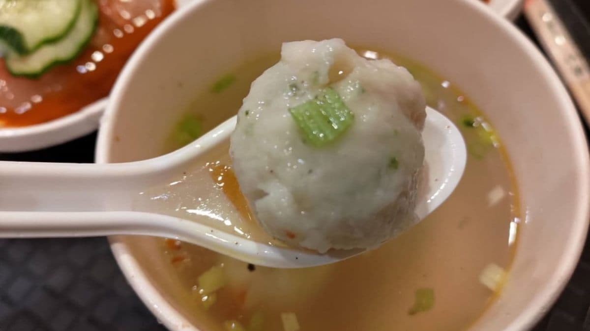 「翡翠花枝丸湯」花枝丸吃起來Q彈紮實，湯喝起來清爽不死鹹。（圖片來源：踢賴旅遊）