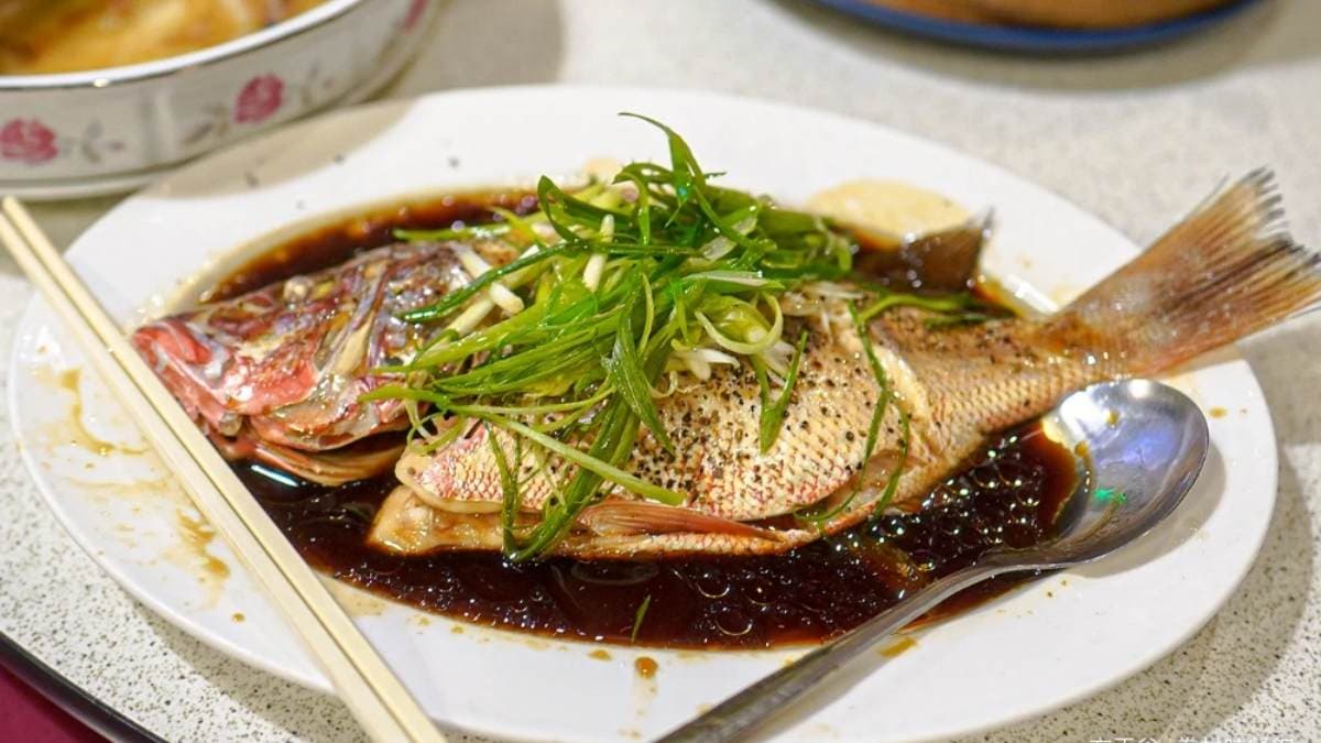 「港式清蒸紅頭魚」紅頭魚的肉質細緻，搭配微帶醬油鹹香的醬汁更顯鮮甜。（圖片來源：涼子是也）