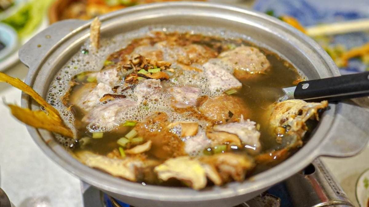 「鯧魚米粉鍋」主角鯧魚炸過後再入鍋煮，鍋內還加入了很多芋頭。（圖片來源：涼子是也）