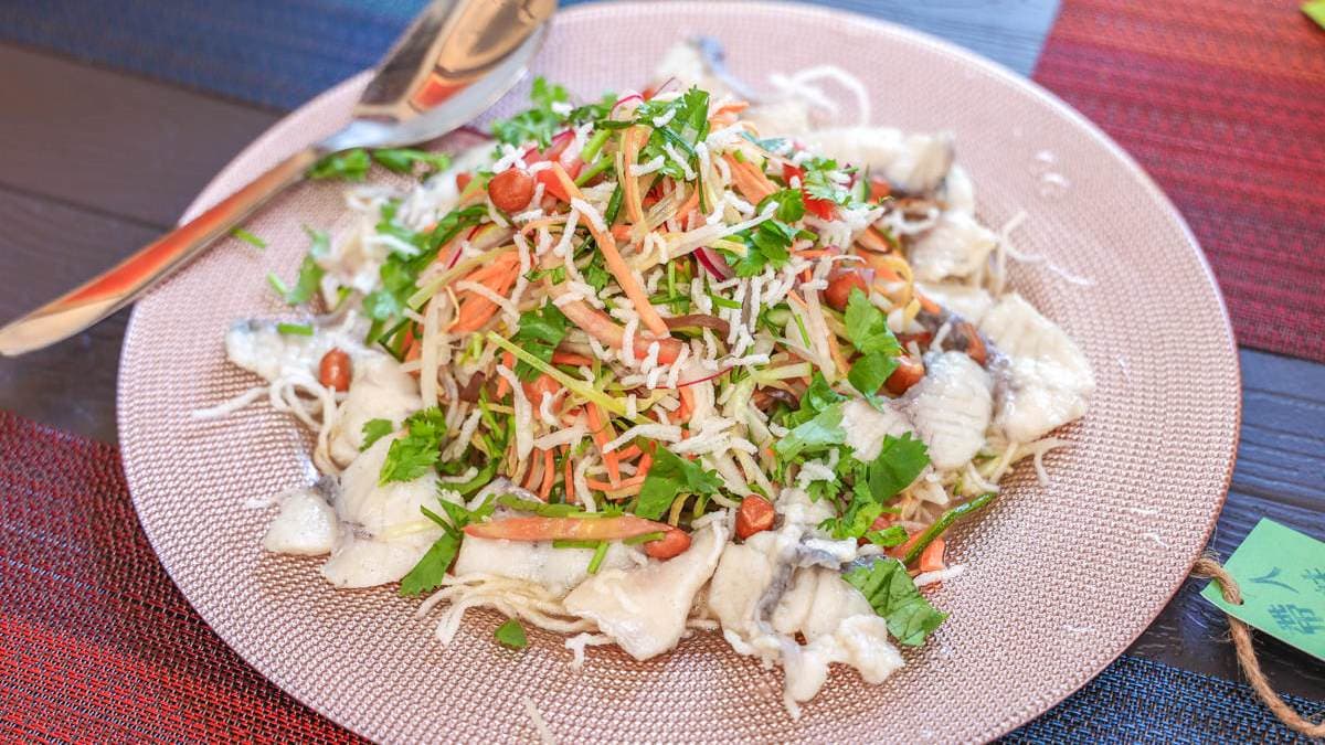 「十香涼拌魚熟」以草魚魚肉當主角，加上各式的根莖類蔬果與香料葉切絲。（圖片來源：卡夫卡愛旅行）