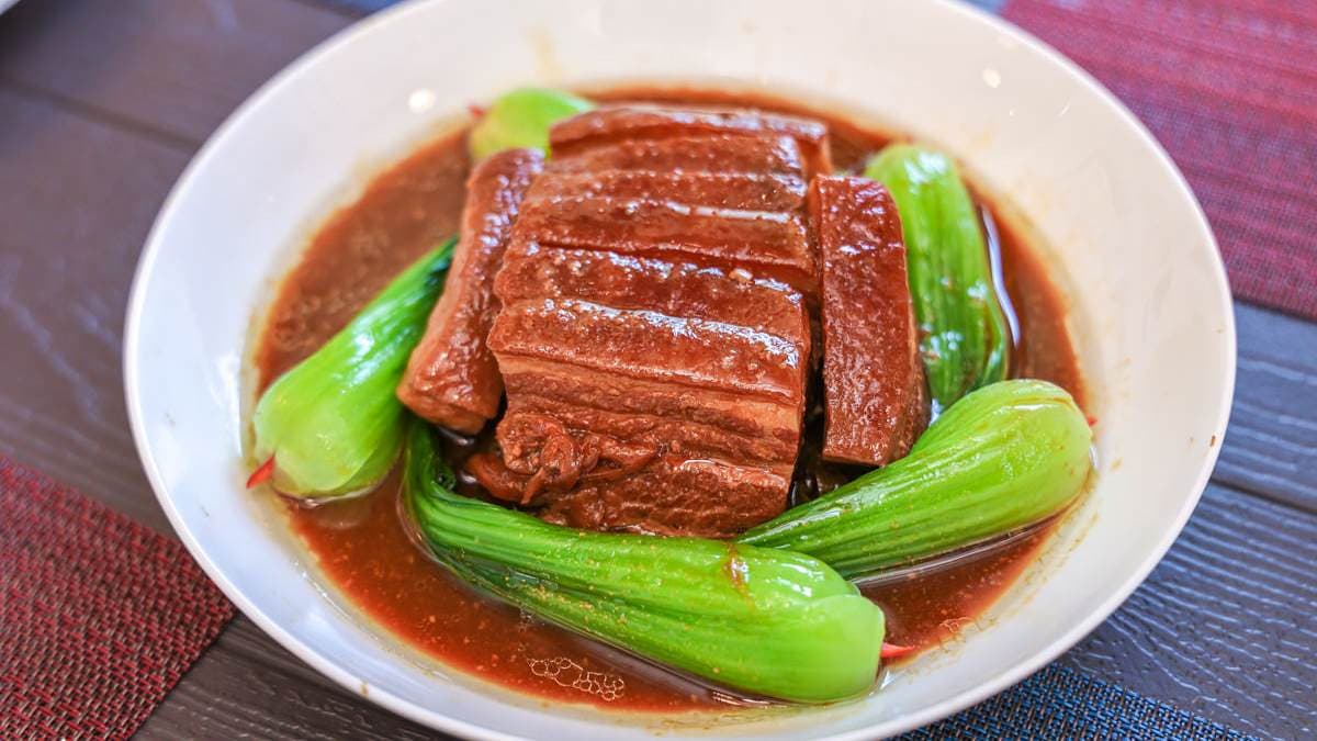 「腐乳扣肉」將五花肉加入香濃的腐乳與醬油等烹煮，口感細緻、入口即化。（圖片來源：卡夫卡愛旅行）