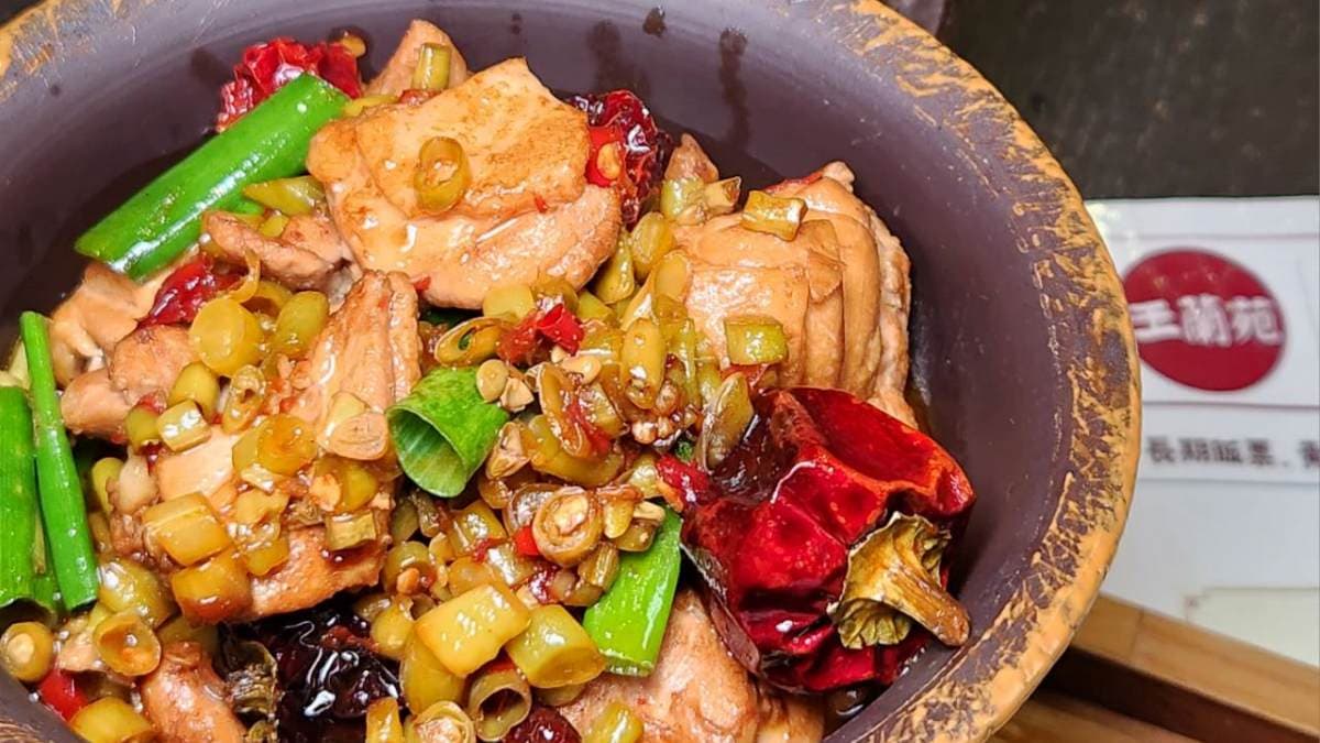 「干鍋酸豆」香辣順口，十足的白飯殺手。（圖片來源：美食惠所）