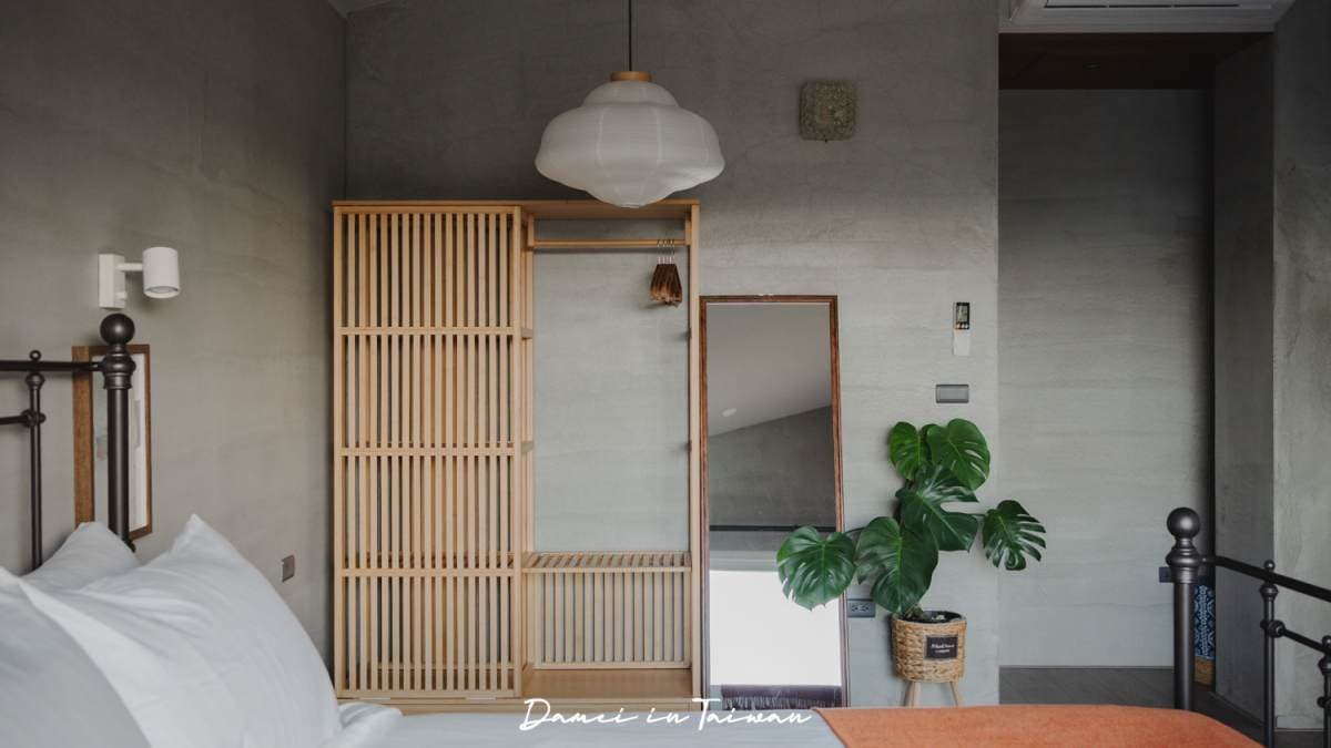 木質家具的裝置，更讓房間充滿質感。（圖片來源：大妹Damei）