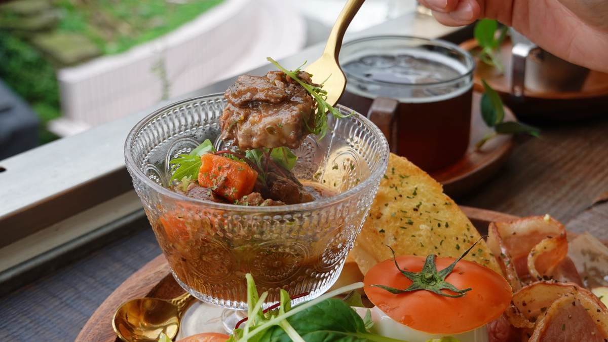 紅酒燉牛肉以玻璃器皿盛裝，牛肩肉吸附醬汁，帶有咬勁。（圖片來源：SHINYBAN's Life）