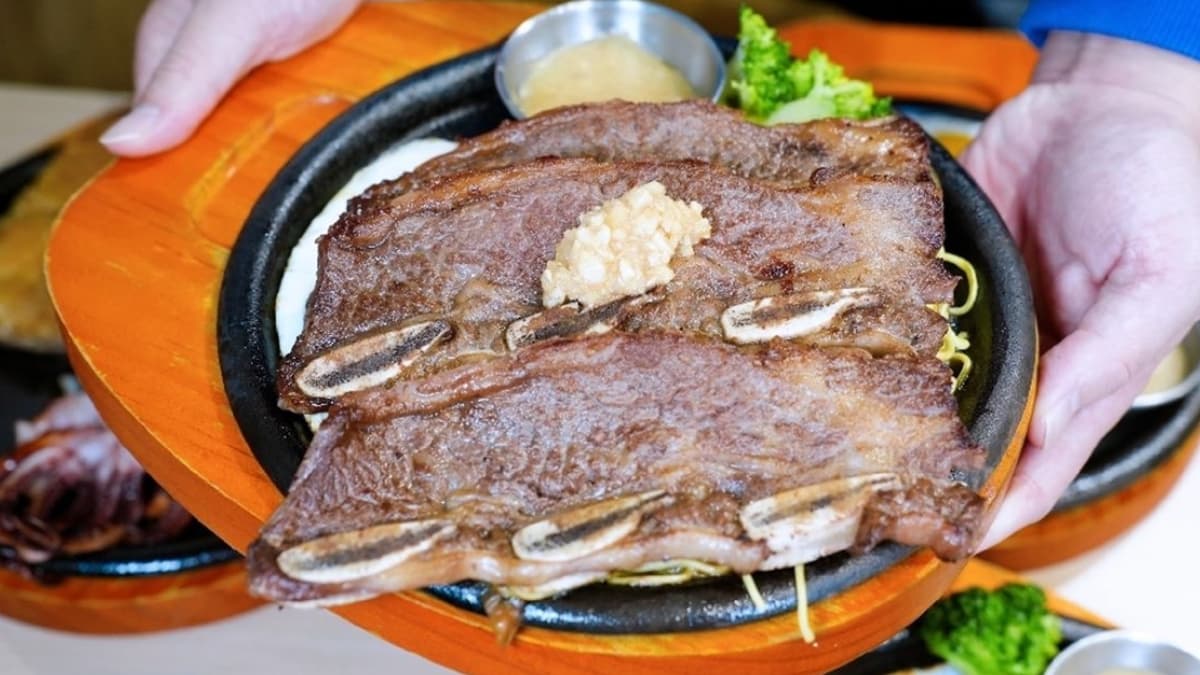 「帶骨牛小排」牛小排帶骨切片，每一塊都厚實有份量，不是薄薄的那種敷衍款。（圖片來源：瑋瑋＊美食萬歲）