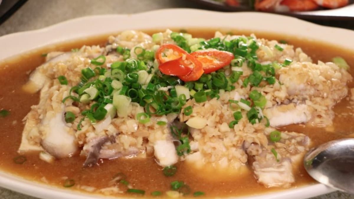 這道「蒜蓉鯊魚佐豆腐」加上蒜蓉蒸煮更很下飯。（圖片來源：快樂的過每一天）