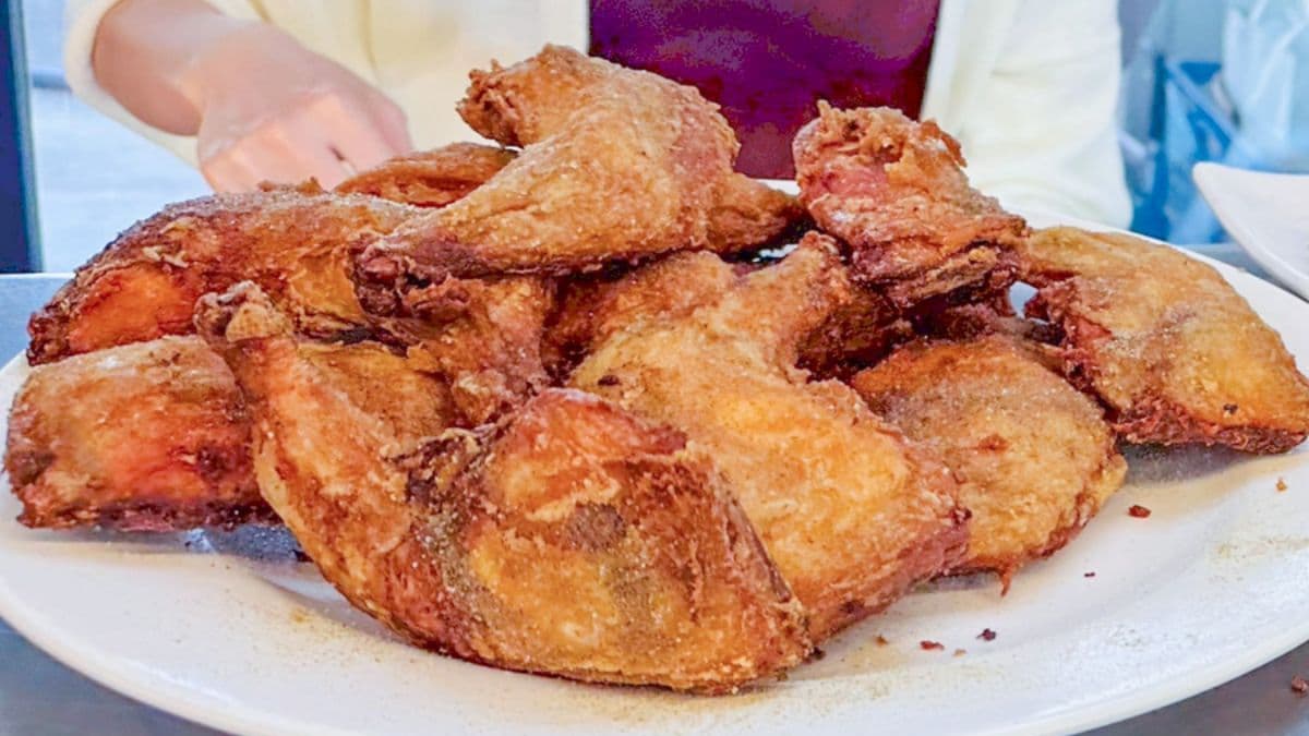 金黃色的雞腿炸得外酥內嫩，是高人氣的主菜之一。（圖片來源：跟著尼力吃喝玩樂）