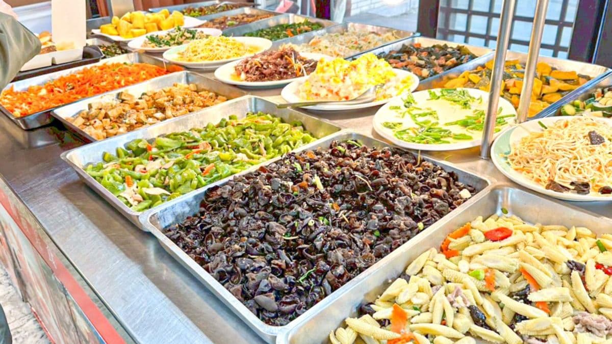 整個餐檯光是配菜種類就有30、40種，選擇非常多元。（圖片來源：跟著尼力吃喝玩樂）