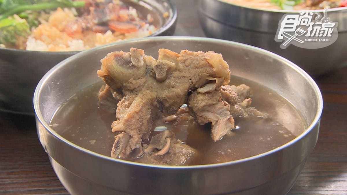 「藥燉排骨」湯頭帶有回甘的甜味。