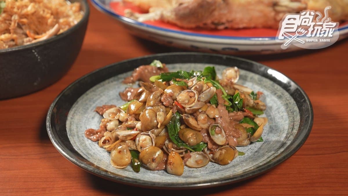 「野生蜆炒牛肉」蜆味濃郁，香氣十足、很下飯。