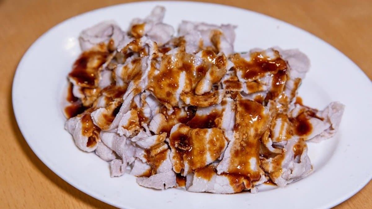 「蒜泥白肉」白肉切得略有厚度，帶點辣椒的蒜泥非常夠味。（圖片來源：小虎食夢網）