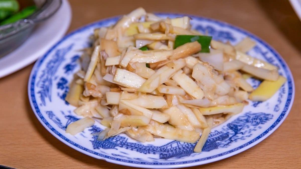 「炒桂竹筍」有豆瓣的風味，桂竹筍比想像中來的脆。（圖片來源：小虎食夢網）