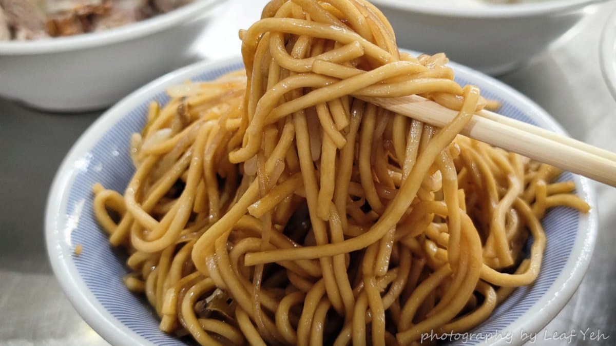 炒麵推薦加辣才夠味。（圖片來源：葉影瓶像）