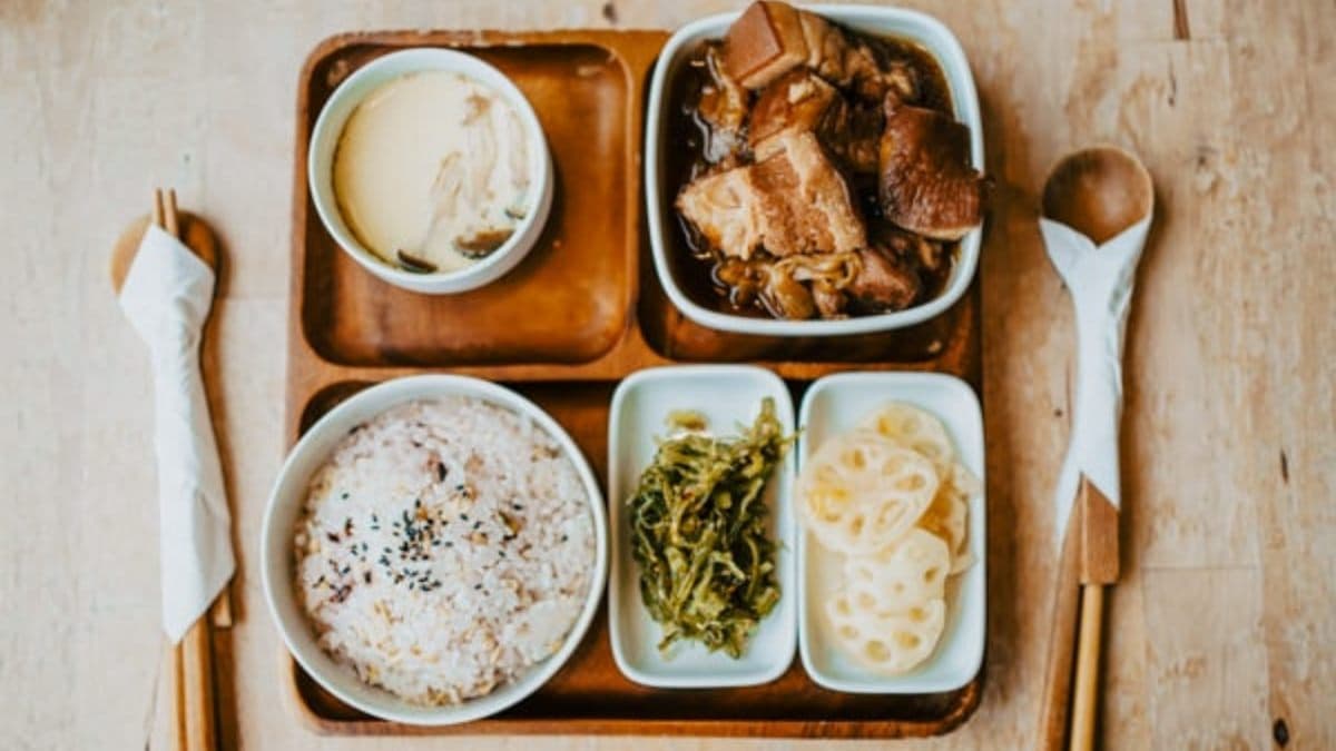 「客家封肉套餐」肉質鮮嫩多汁，入口有嚼勁。（圖片來源：胖貓咪的奇幻旅程）