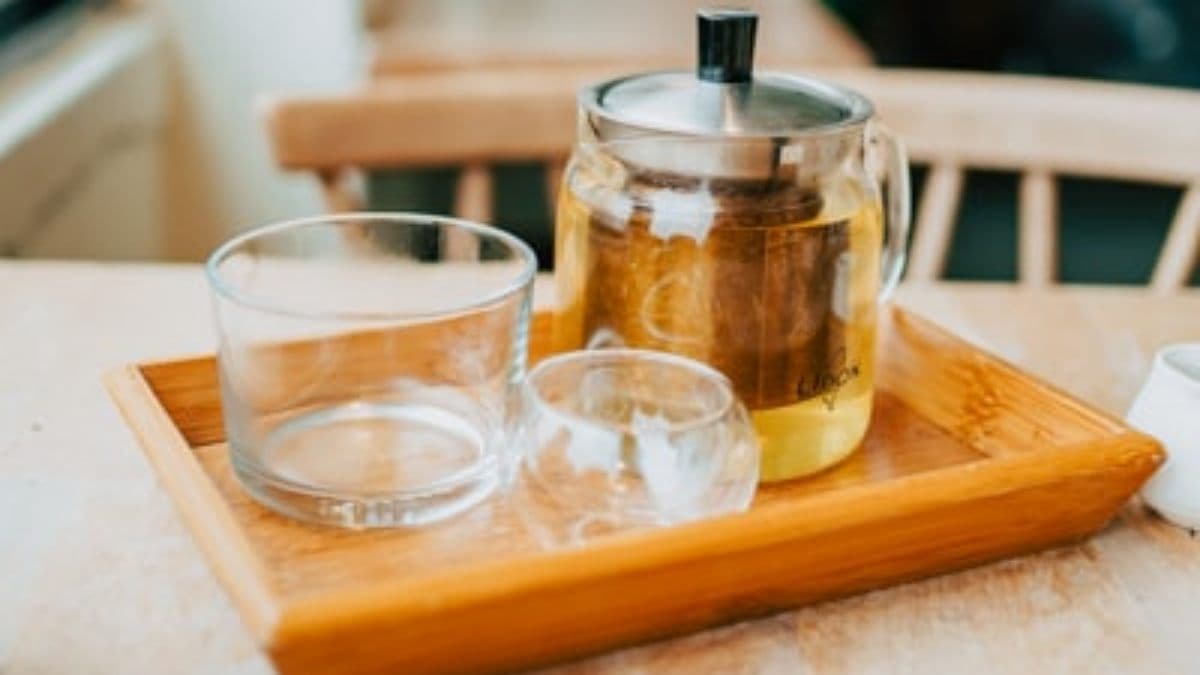 套餐附贈「日式玄米煎茶」，可以回沖。（圖片來源：胖貓咪的奇幻旅程）