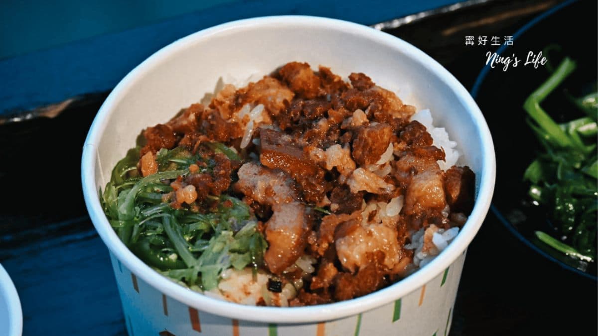「滷肉飯」滷肉肥瘦比例均勻，滷汁香氣四溢不油膩。（圖片來源：寗好生活）