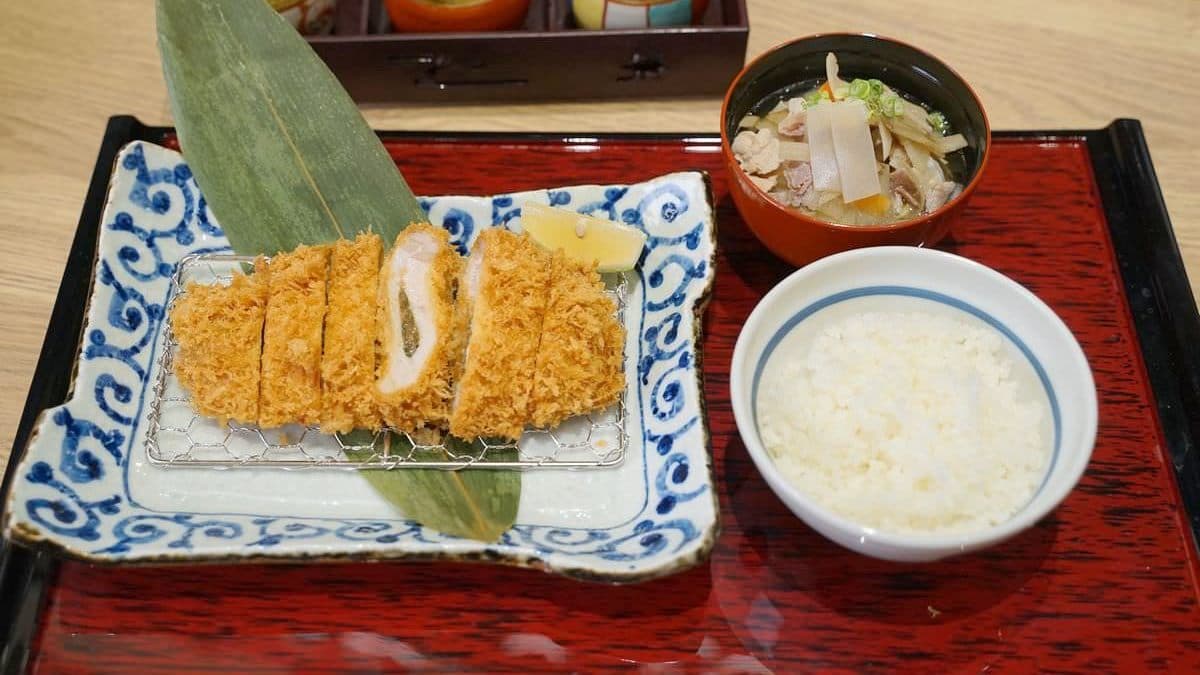 「黃金紫蘇梅豬排套餐」味道清新不油膩，非常獨特。（圖片來源：東蛙池塘）