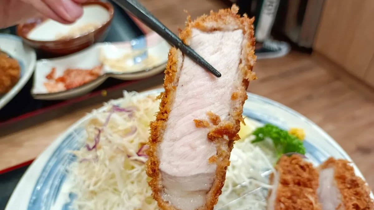 豬排略帶點粉色色澤，柔嫩中帶點咬勁。（圖片來源：Nancy將的生活筆計本）