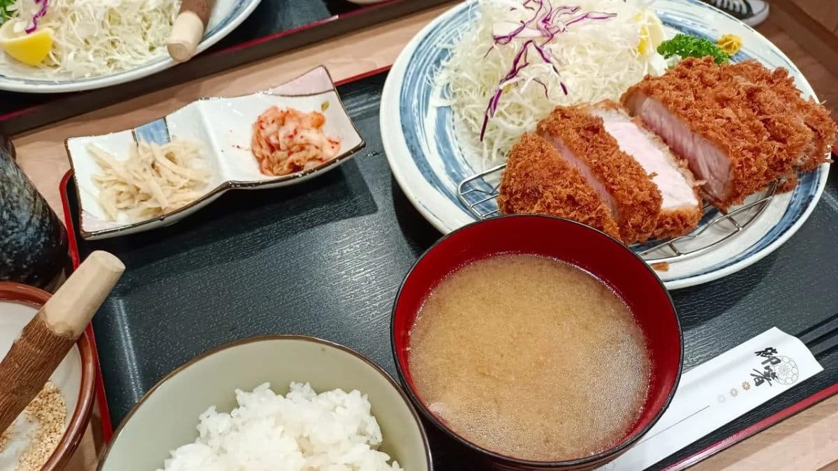 「厚切富士豬排套餐」超大塊的里肌肉分量十足。（圖片來源：Nancy將的生活筆計本）