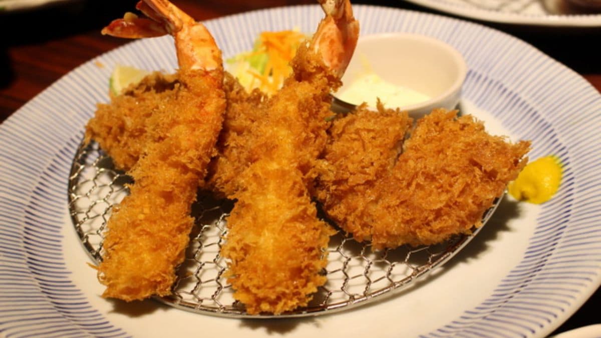 「草蝦餐腰內肉套餐」麵衣炸得金黃香酥，是不敗經典款。（圖片來源：貓大爺）