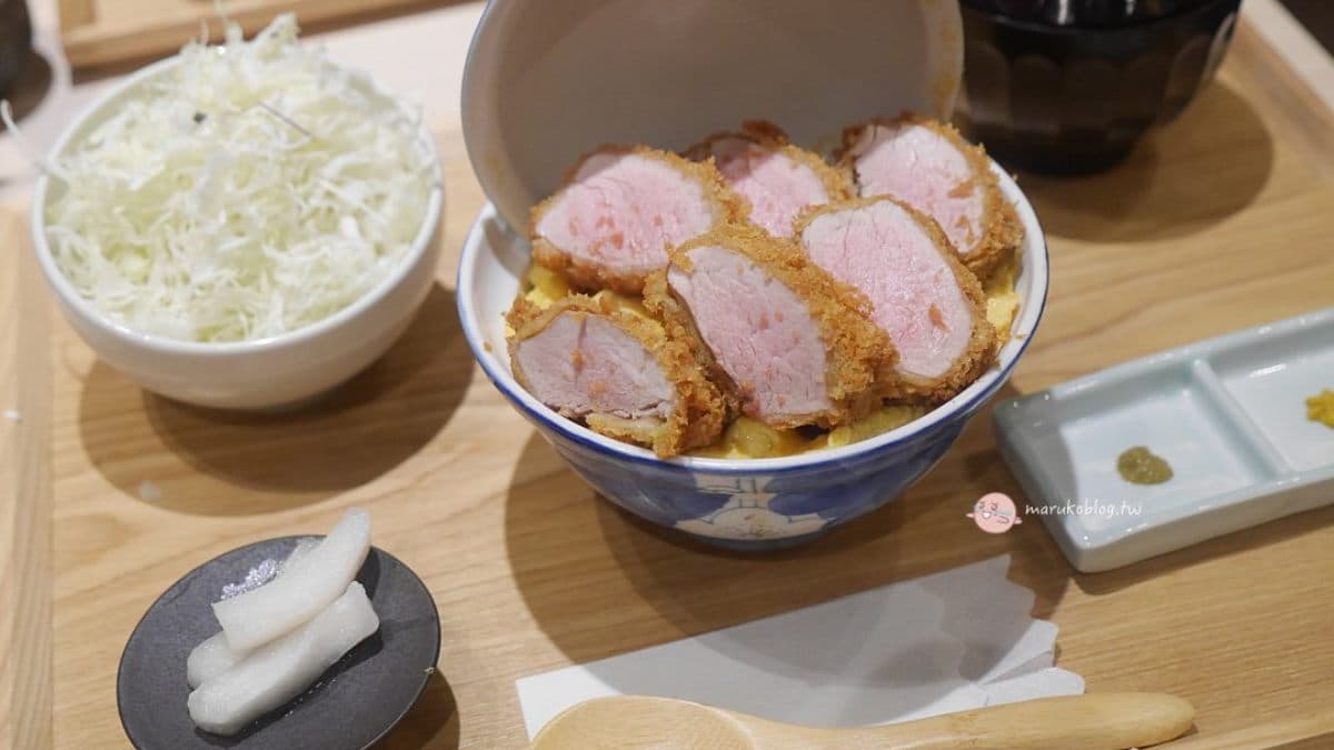 「棒腰內豬排丼飯套餐」以托盤呈現，質感不錯。（圖片來源：Maruko(丸子)與美食有個約會）