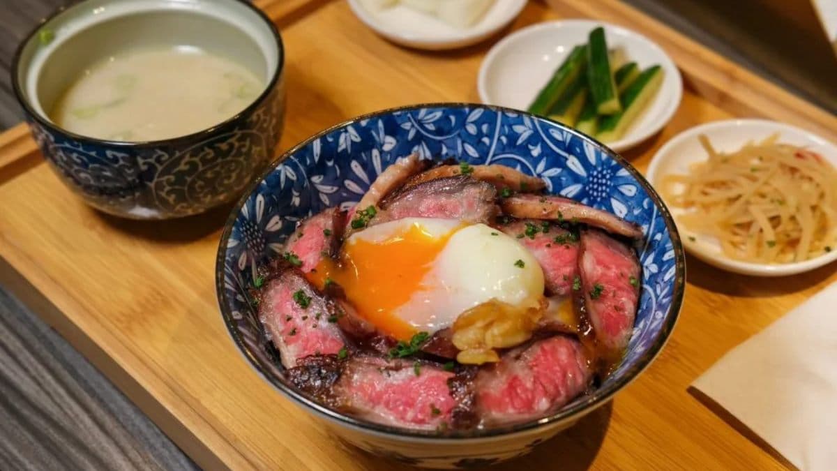 香氣撲鼻的「窯燒牛肋條定食」，吃得出牛肋條的香甜肉汁。（圖片來源：肉依小姐吃什麼）