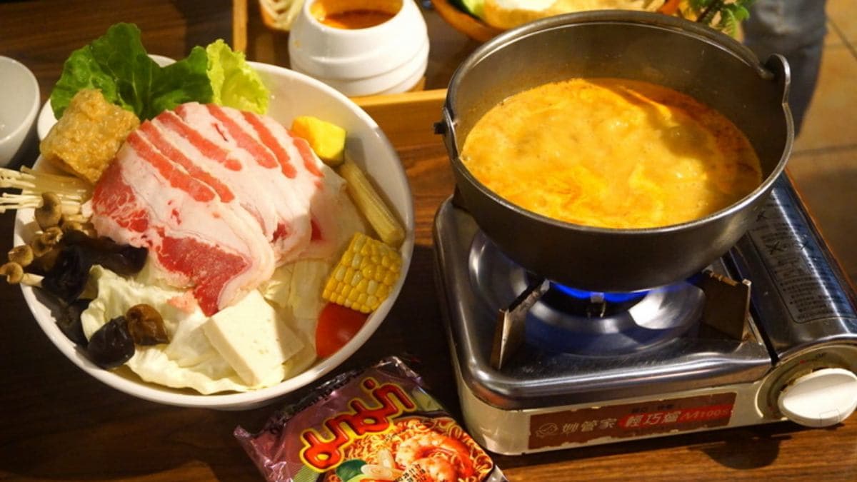 「新加坡叻沙鍋」湯頭也很不錯，帶點微辣。（圖片來源：猴屁的異想世界）