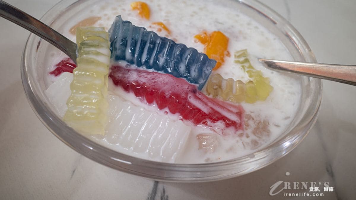 「范家經典泰式摩摩喳喳」12種配料全都加，一碗通通吃到。（圖片來源：Irene's 食旅．時旅）
