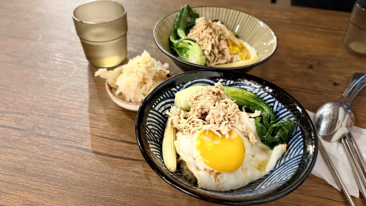 雞肉飯附青菜、玉米荀、荷包蛋等，CP值超高。（圖片來源：大海愛上藍天旅遊日記分享）