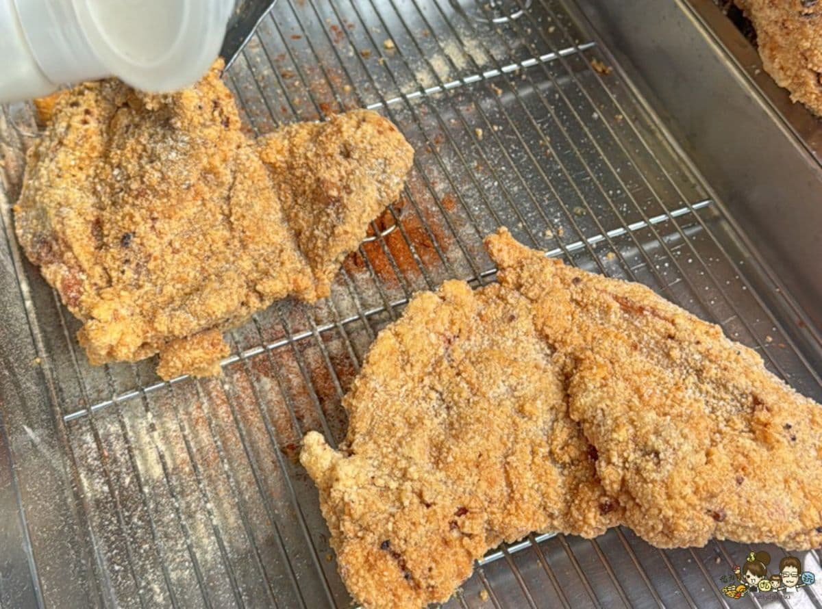 比臉大雞排只要65元！肉排厚實、外酥內嫩，學區限定佛心美食就在火車站對面