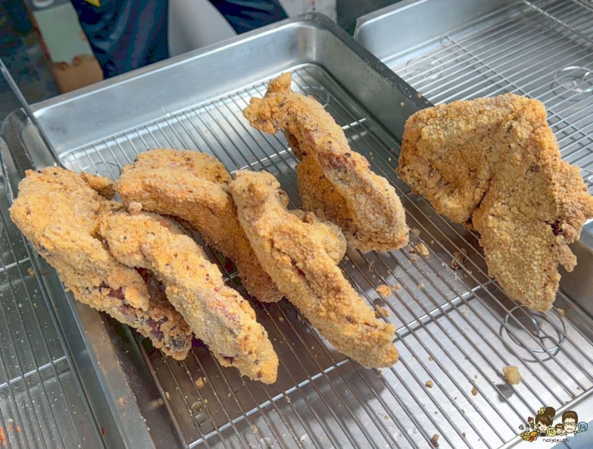 比臉大雞排只要65元！肉排厚實、外酥內嫩，學區限定佛心美食就在火車站對面