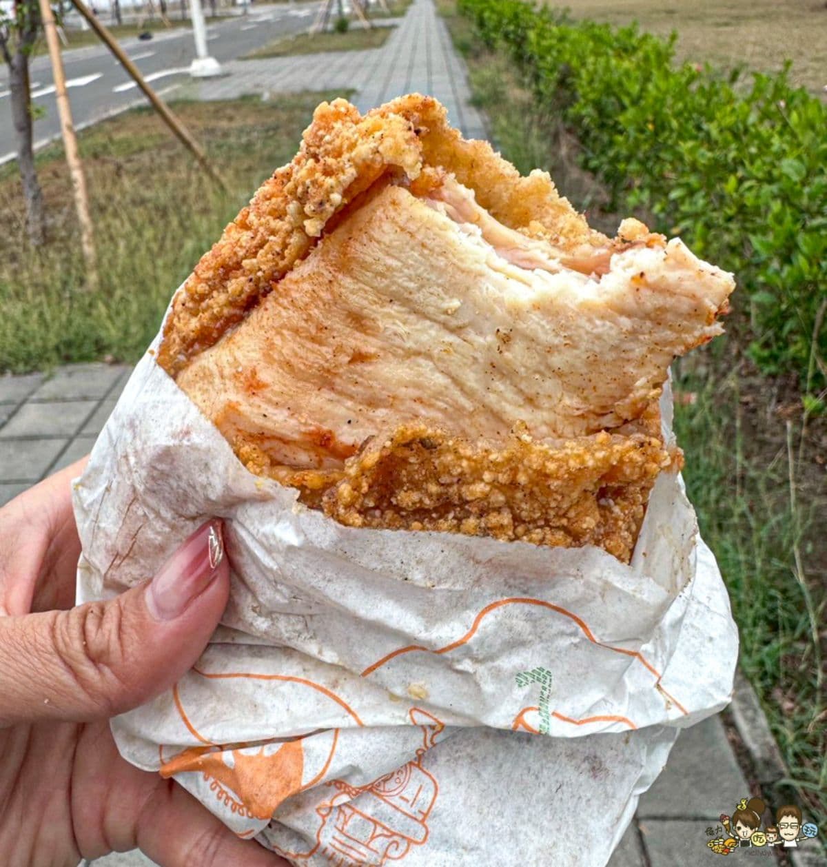 比臉大雞排只要65元！肉排厚實、外酥內嫩，學區限定佛心美食就在火車站對面