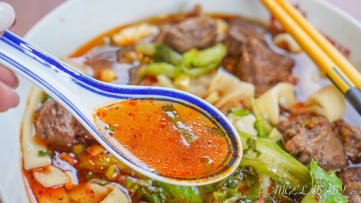 沒有加味素的牛肉湯加了辣椒醬後味道升級、香麻過癮。（圖片來源：梅格享樂日記）