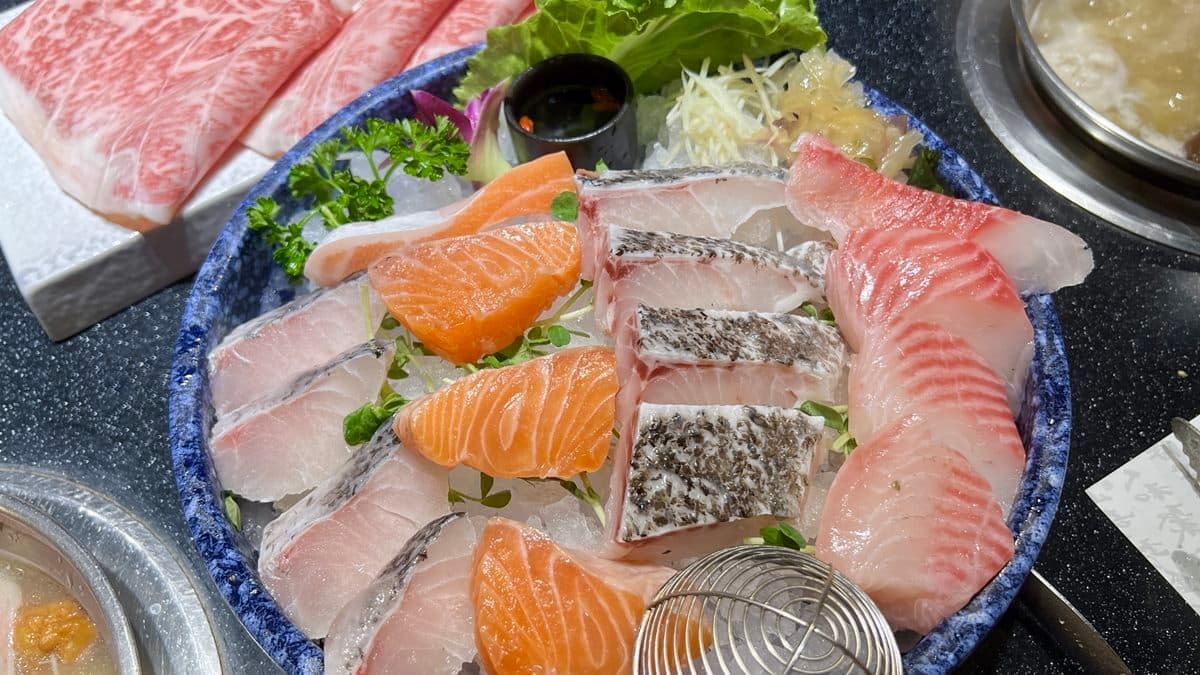 綜合魚片鍋有鯛魚、鱸魚、鮭魚、石斑魚。（圖片來源：蛋寶趴趴go）