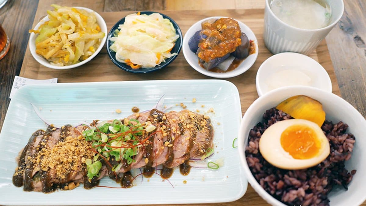 剝皮辣椒雞捲凍，喜歡吃辣的可以點這道。（圖片來源：Tiss玩味食尚）
