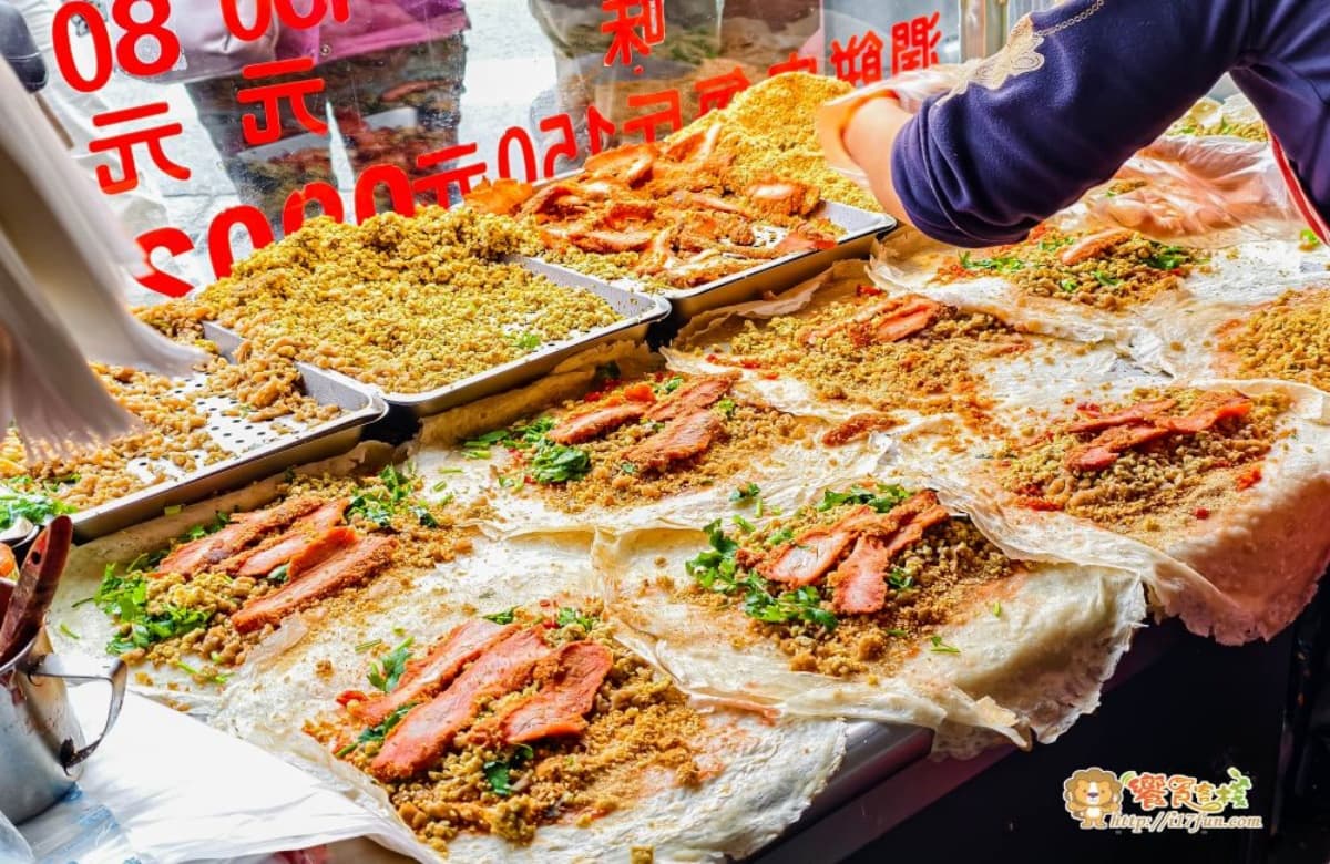 脆上爆紅的超人氣小吃！正宗手工現作潤餅，現點現做巨無霸潤餅