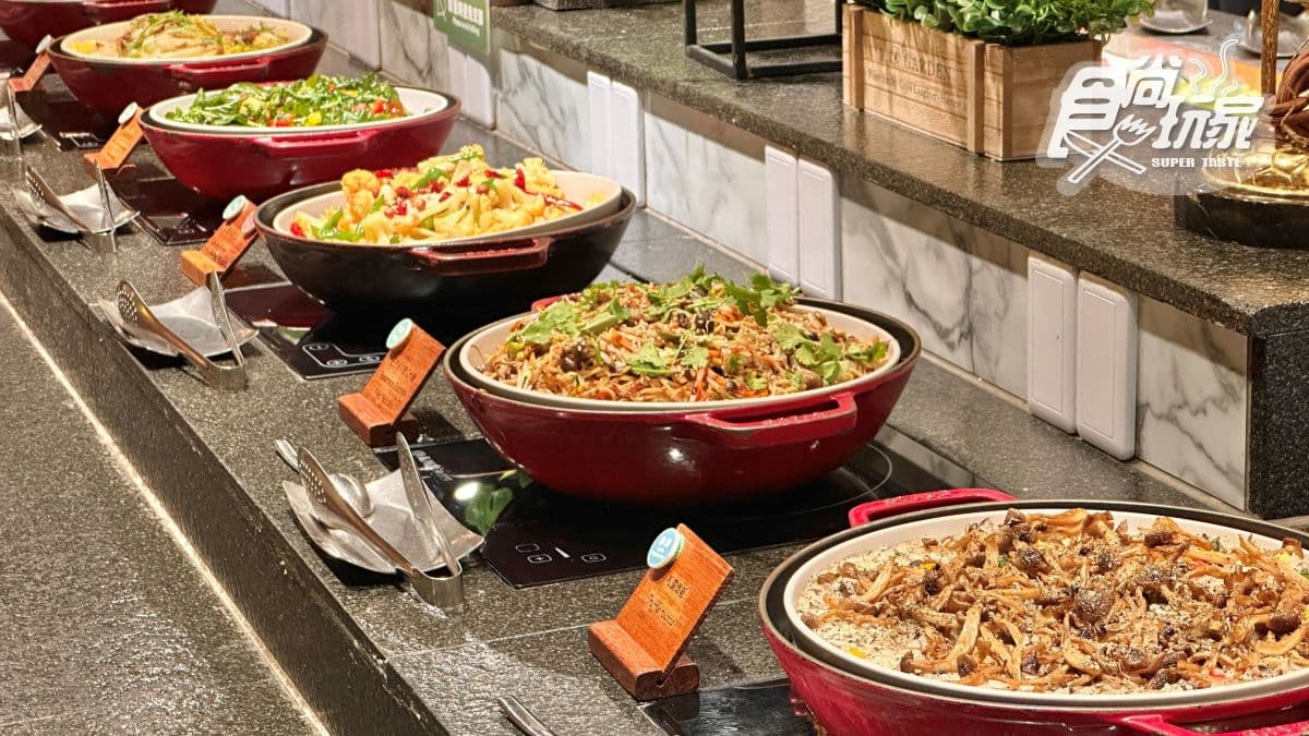 熟食料理包含飯麵主食、熱炒、炸物都有，以豐富多變的料理手法與調味方式，讓蔬食吃起來一點都不顯無聊。